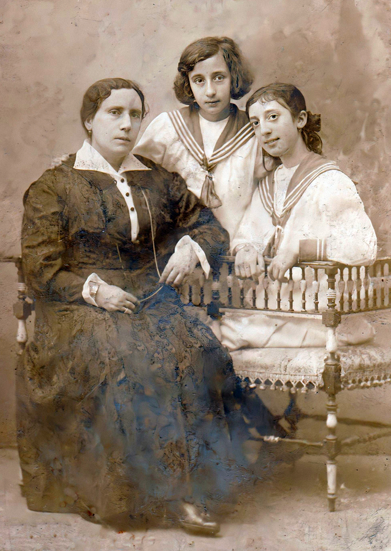 Trinidad Sarabia con Rosa e Pepita