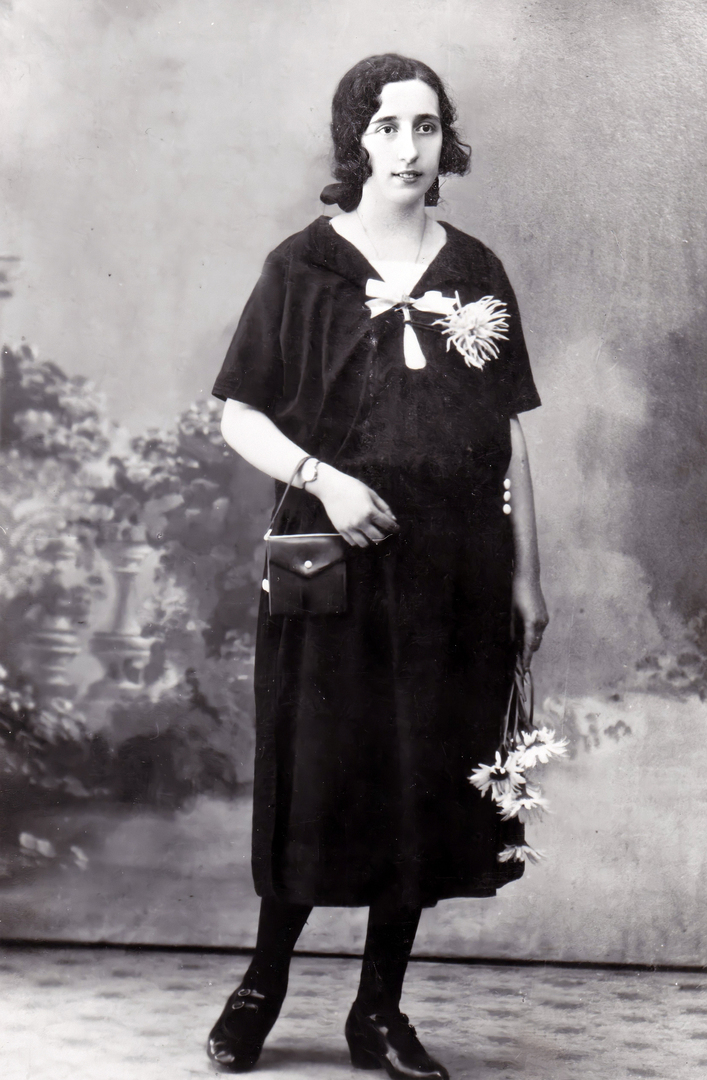 Pepita Gil Sarabia de loito polas súas irmás a fins de 1922