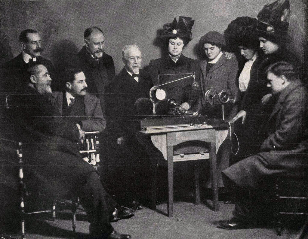 Manuel Murguía e a Real Academia Galega visitan a Fotografía Gil, 1910